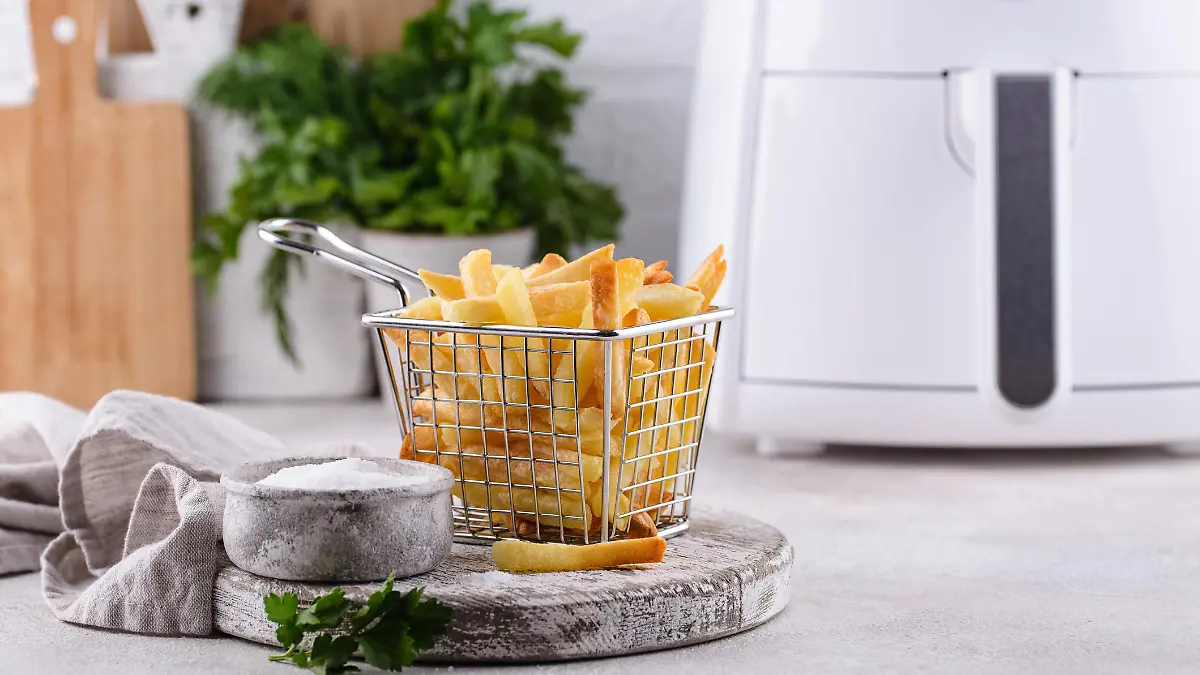 Pommes aus der Heißluftfritteuse.