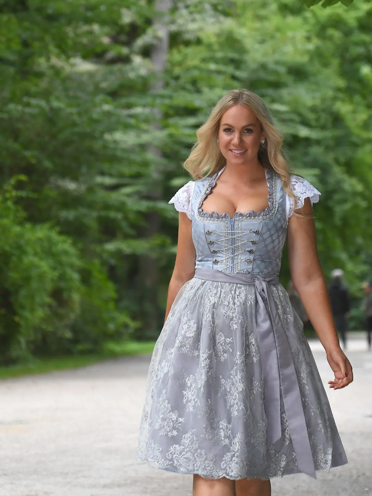 Das Playmate Kathie Kern geht am 10.09.2017 in München (Bayern) durch den Englischen Garten. Mit Bier und Schweinshaxe stimmt sich die Schönheit auf die Wiesn ein. Die blonde Münchnerin war 2016 Wiesnplaymate und freut sich in diesem Jahr als Playmate des Jahres das Oktoberfest zu besuchen. Die 184. Münchner Wiesn findet vom 16.09. bis 03.10.2017 auf der Theresienwiese statt. Foto: Felix Hörhager/dpa +++(c) dpa - Bildfunk+++