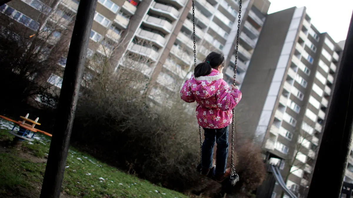 ARCHIV - SYMBOLBILD - Ein Kind schaukelt vor einem Hochhaus in Meschenich bei Köln (Aufnahme vom 03.02.2010). Deutsche Familiengerichte im vergangenen Jahr in rund 12 700 Fällen Eltern das Sorgerecht ganz oder teilweise entzogen, weil das Kindeswohl in Gefahr war. Foto: Rolf Vennenbernd dpa (zu dpa 0386 vom 18.07.2012) +++(c) dpa - Bildfunk+++