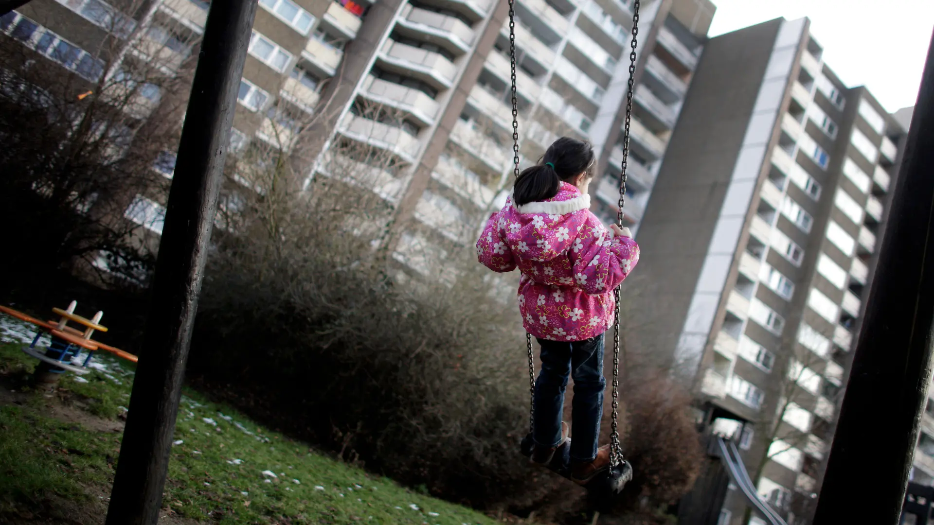 ARCHIV - SYMBOLBILD - Ein Kind schaukelt vor einem Hochhaus in Meschenich bei Köln (Aufnahme vom 03.02.2010). Deutsche Familiengerichte im vergangenen Jahr in rund 12 700 Fällen Eltern das Sorgerecht ganz oder teilweise entzogen, weil das Kindeswohl in Gefahr war. Foto: Rolf Vennenbernd dpa (zu dpa 0386 vom 18.07.2012) +++(c) dpa - Bildfunk+++
