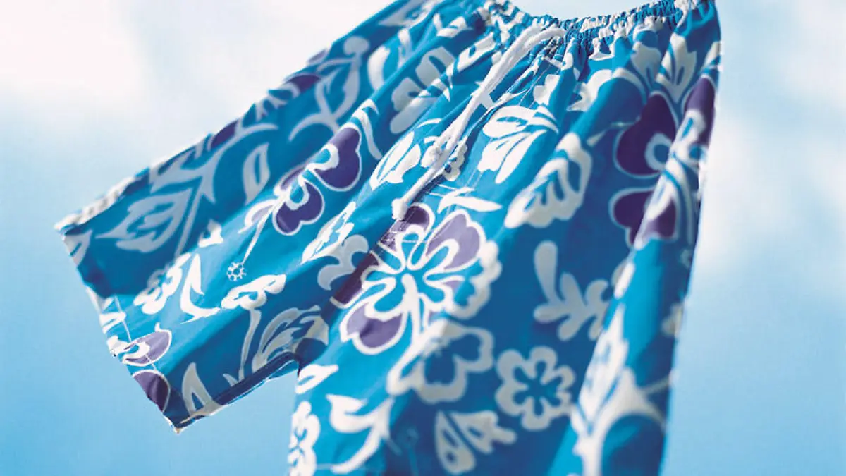 Eine blaue Boxershort mit Blümchenmuster.