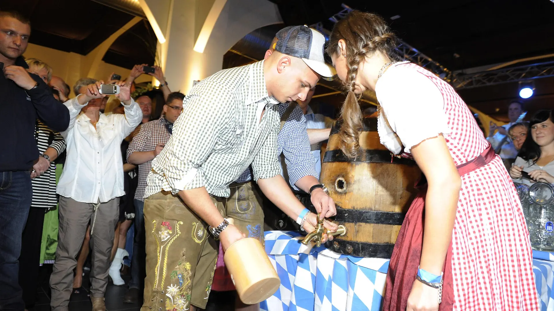 Bildnummer: 58503359 Datum: 22.09.2012 Copyright: imago/Future Image
Erstes Berliner Oktoberfest. Berlin 22.09.2012 Pietro Lombardi und Sarah Engels beim Fassanstich. Erstes offizielles Berliner Oktoberfest im Hofbraeu Berlin am Alexanderplatz. Berlin 22.09.2012 Foto:xT.xJaegerx/xFuturexImage Entertainment People x1x xkg 2012 quer premiumd Unterhaltung Entertainment Kultur culture Moderator Saengerin Sängerin singer Saenger Sänger DSDS Schauspieler actor Hofbräu
58503359 Date 22 09 2012 Copyright Imago Future Image first Berlin Oktoberfest Berlin 22 09 2012 Pietro Lombardi and Sarah Engels the Faßanstich first official Berlin Oktoberfest in Hofbraeu Berlin at Alexanderplatz Berlin 22 09 2012 Photo XT Entertainment Celebrities x1x xkg 2012 horizontal premiumd Entertainment Entertainment Culture Culture presenter Singer Singer Singer Singers Singer DSDS Actor Actor Hofbräu