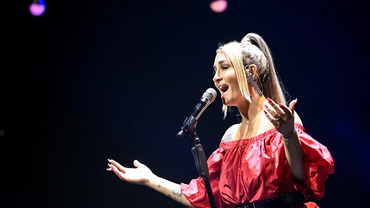 ARCHIV - 26.11.2022, Berlin: Die Sängerin Sarah Connor singt auf ihrem Weihnachtskonzert in der Verti-Music-Hall. Mit dem zweiten Weihnachtsalbum ihrer Karriere, «Not So Silent Night», hat sie ein besinnliches Werk zum Fest herausgebracht. Die ARD zeigt im Advent (Erstausstrahlung Samstagnacht zum 11.12., 1.20 Uhr) einen Konzertmitschnitt aus Berlin. Foto: Britta Pedersen/dpa +++ dpa-Bildfunk +++