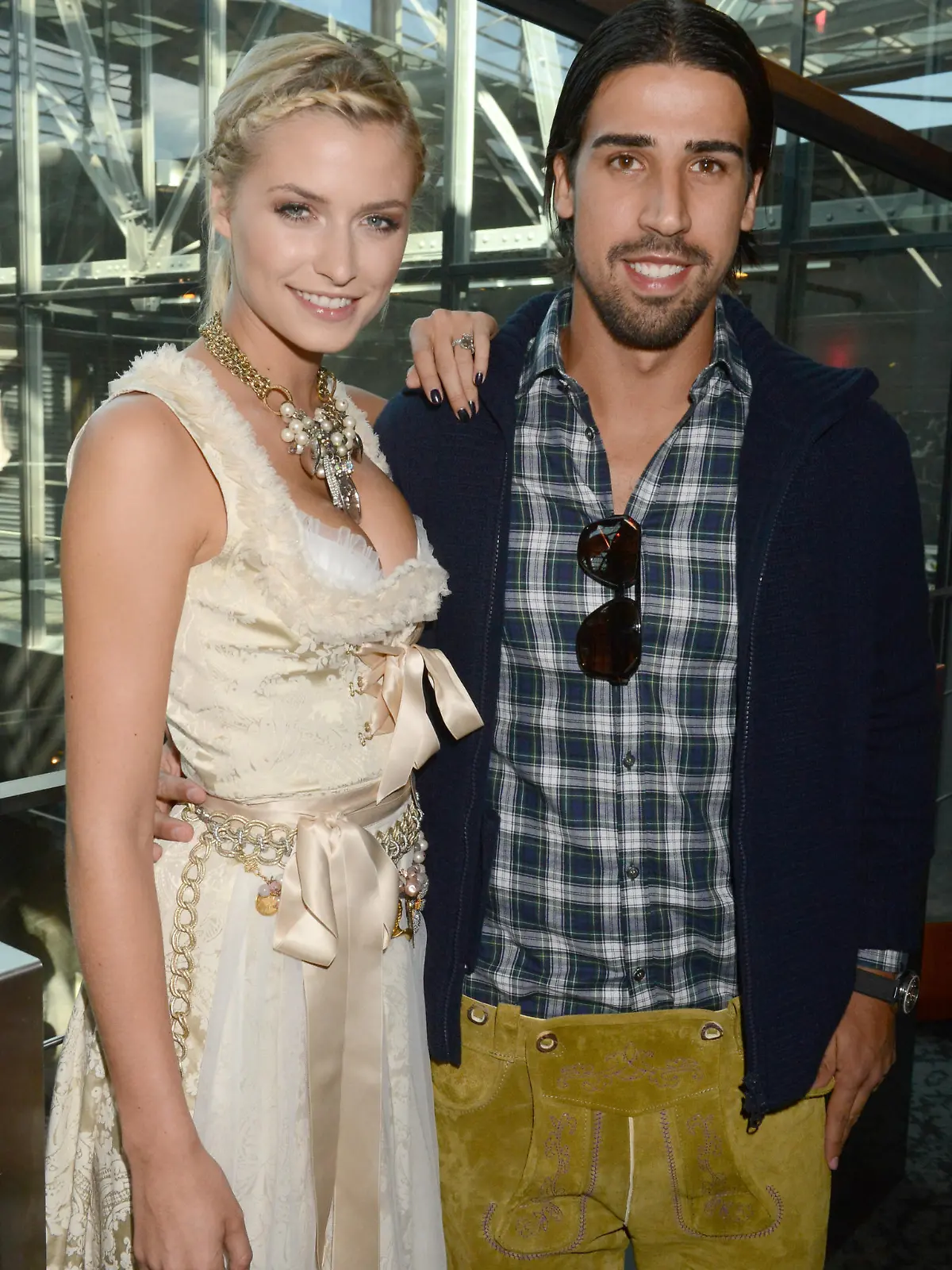 Model Lena Gercke und ihr Freund, der deutsche Fußball-Nationalspieler Sami Khedira, posieren am 25.09.2012 in München (Bayern) bei der "Wiesn Zeit mit Ebel und Cosmopolitain", einer Uhrenpremiere von Ebel Onde und Ebel X-1. Foto: Felix Hörhager/dpa  +++(c) dpa - Bildfunk+++