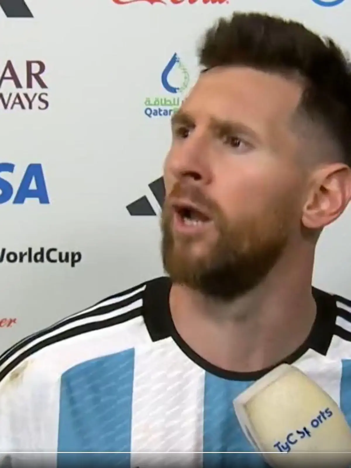 Messi pöbelt während des Interviews. @TyC Sports