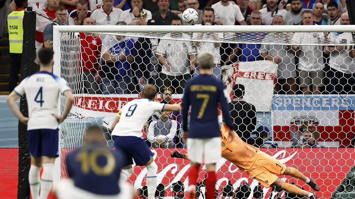 AL KHOR - LR Harry Kane of England misses penalty, France goalkeeper Hugo Lloris during the FIFA World Cup, WM, Weltmeisterschaft, Fussball Qatar 2022 quarterfinal match between England and France at Al Bayt Stadium on December 10, 2022 in Al Khor, Qatar. AP Dutch Height MAURICE OF STONE FIFA World Cup Qatar 2022: Quarter Final 2022 xVIxANPxSportx/xMauricexvanxSteenxWKxIVx *** AL KHOR LR Harry Kane of England misses penalty, France goalkeeper Hugo Lloris during the FIFA World Cup Qatar 2022 quarterfinal match between England and France at Al Bayt Stadium on December 10, 2022 in Al Khor, Qatar AP Dutch Height MAURICE OF STONE FIFA World Cup Qatar 2022 Quarter Final 2022 xVIxANPxSportx xMauricexvanxSteenxWKxIVx 459248950 originalFilename: 459248950.jpg
