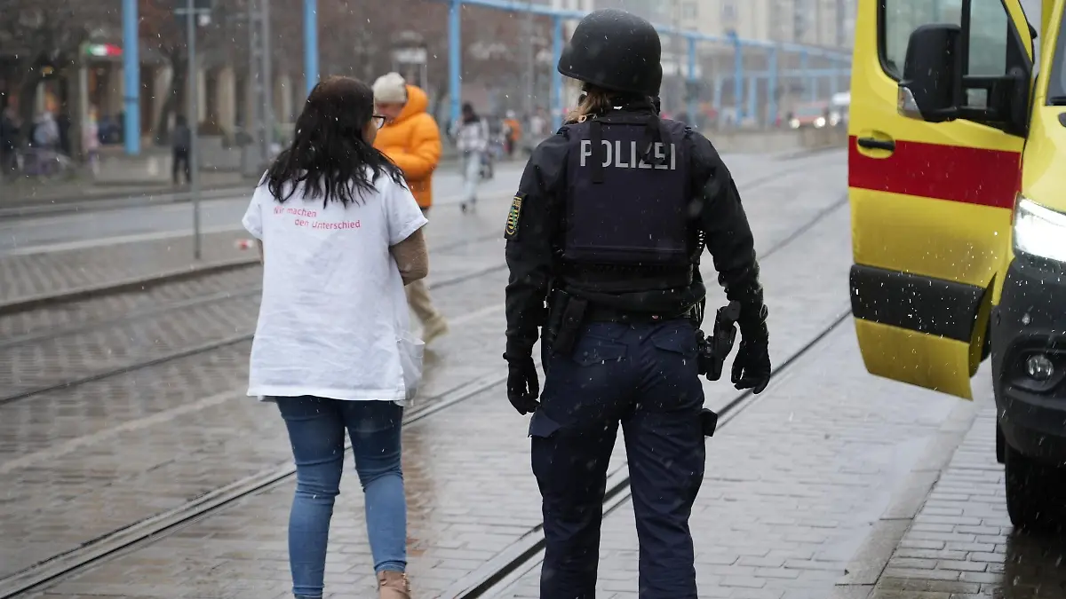 Datum: 10.12.22 / Ort: Dresden
Großer Polizei-Einsatz in der Dresdner Innenstadt. Etliche schwer bewaffnete Polizisten sind aktuell am und in der Nähe des Ammonhof und der Altmarkt Galerie im Einsatz. Ein Mann soll möglicherweise mit einer Schusswaffe hantieren. Nach ersten Reporterinfos könnte er in der Altmarkt Galerie Geiseln genommen haben - diese Info ist aber unbestätigt! Er soll eine m Schusswaffe besitzen. Weitere Informationen sind noch nicht bekannt. / 101222