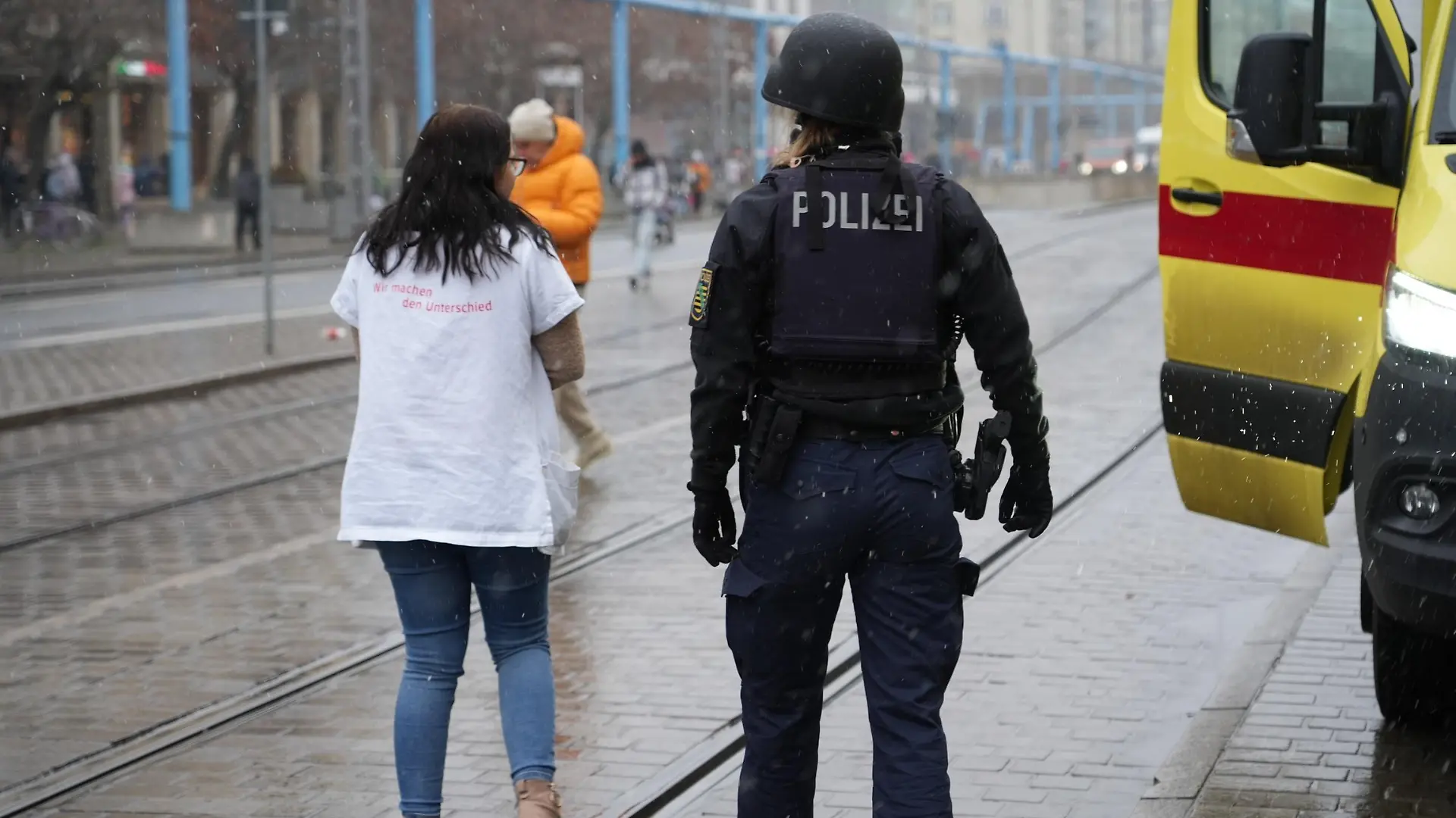 Datum: 10.12.22 / Ort: Dresden
Großer Polizei-Einsatz in der Dresdner Innenstadt. Etliche schwer bewaffnete Polizisten sind aktuell am und in der Nähe des Ammonhof und der Altmarkt Galerie im Einsatz. Ein Mann soll möglicherweise mit einer Schusswaffe hantieren. Nach ersten Reporterinfos könnte er in der Altmarkt Galerie Geiseln genommen haben - diese Info ist aber unbestätigt! Er soll eine m Schusswaffe besitzen. Weitere Informationen sind noch nicht bekannt. / 101222
