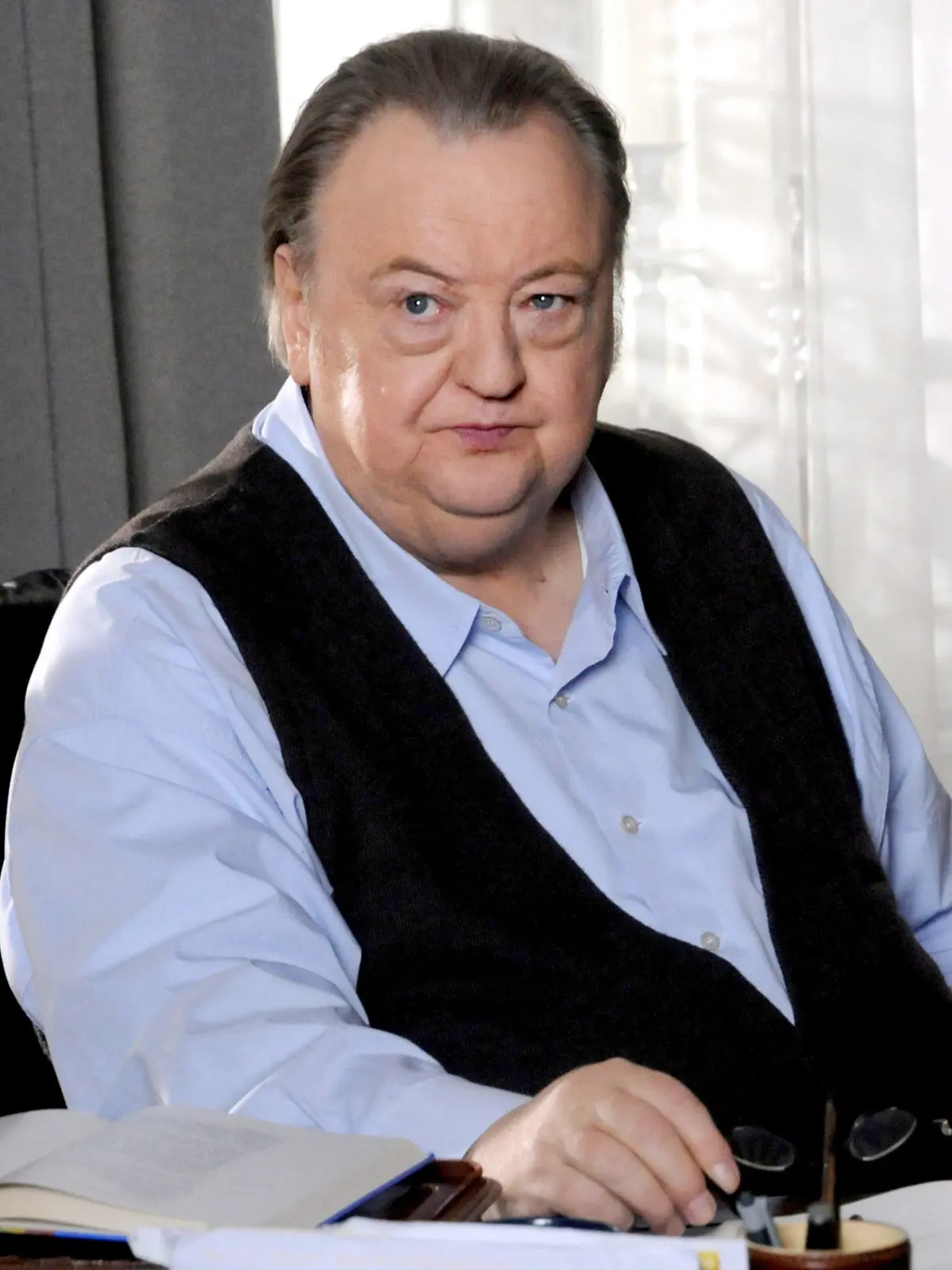 ARCHIV - Dieter Pfaff bei Dreharbeiten zur ARD-Reihe «Bloch» am 13.03.2012 in Köln. Der Schauspieler ist an Lungenkrebs erkrankt. Pfaff, der am 2. Oktober 65 Jahre alt wird, musste deswegen die Dreharbeiten für eine neue Staffel seiner ARD-Serie «Der Dicke» verschieben, wie seine Berliner Agentur am Donnerstag (20.09.2012) mitteilte. Foto: Horst Ossinger (zu dpa «Dieter Pfaff hat Krebs - Dreharbeiten verschoben» vom 20.09.2012)  +++(c) dpa - Bildfunk+++