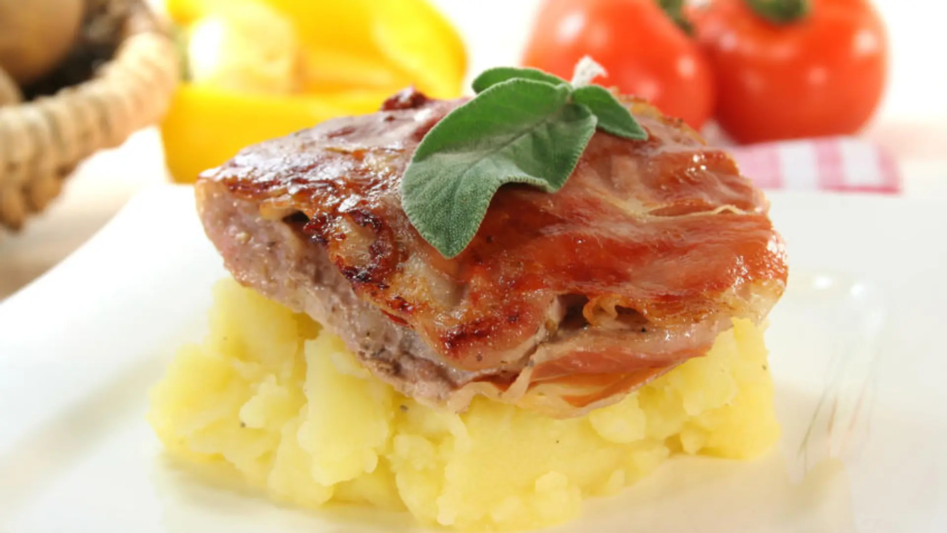 Saltimbocca aus Kalbsfleisch mit Schinkenspeck, Salbei und getrockneten Tomaten