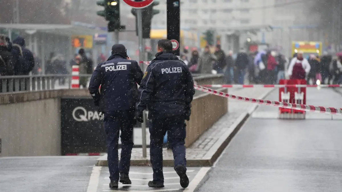Datum: 10.12.22 / Ort: Dresden
Großer Polizei-Einsatz in der Dresdner Innenstadt. Etliche schwer bewaffnete Polizisten sind aktuell am und in der Nähe des Ammonhof und der Altmarkt Galerie im Einsatz. Ein Mann soll möglicherweise mit einer Schusswaffe hantieren. Nach ersten Reporterinfos könnte er in der Altmarkt Galerie Geiseln genommen haben - diese Info ist aber unbestätigt! Er soll eine m Schusswaffe besitzen. Weitere Informationen sind noch nicht bekannt. / 101222