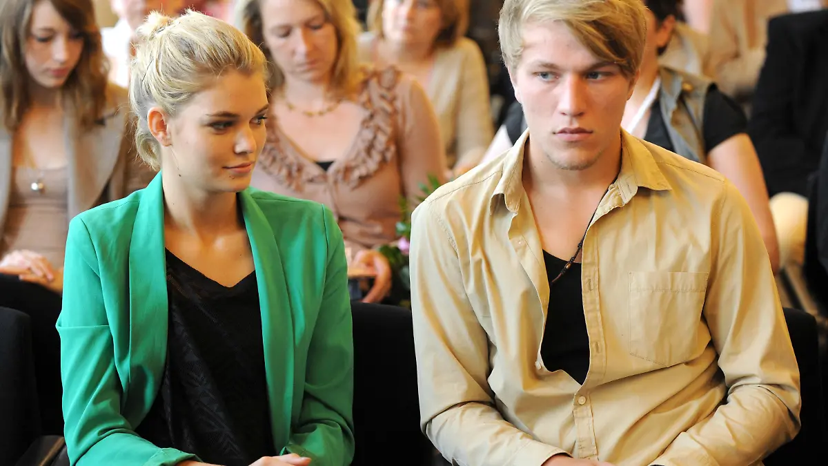 «Germany's next Topmodel» Luisa Hartema und ihr Freund Christopher Appeldorn sitzen am Freitag (13.07.2012) im Rathaus der Gemeinde Moormerland (Kreis Leer) bei einem Empfang. Die 17 Jahre alte Ostfriesin hatte sich im Finale der TV-Castingshow 2012 durchgesetzt und den Titel geholt. Foto: Ingo Wagner dpa/lni