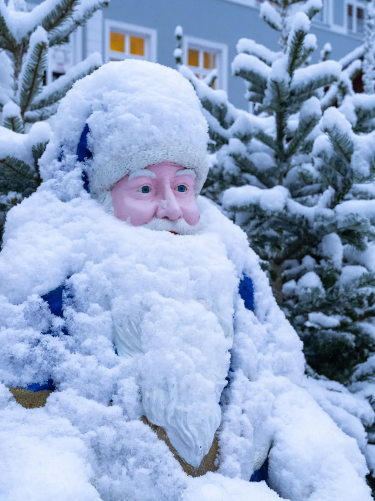 Mit Schnee "eingezuckert" sind die Straßen und Fußwege in Stralsund. Mit zum Teil kräftigem Schneefall zeigt sich der Winter in Norddeutschland von seiner schönen Seite.