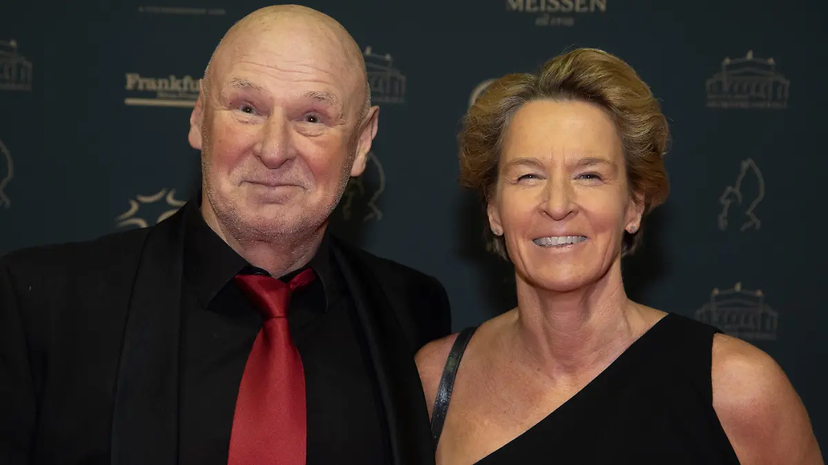 Martina VOSS-TECKLENBURG, mit Ehemann Hermann, roter Teppich, Red Carpet Show, 40. Deutscher Sportpresseball in der Alten Oper Frankfurt, 05.11.2022.