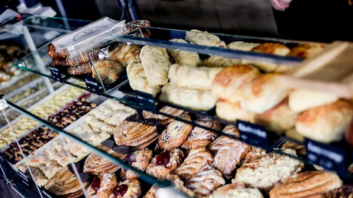Mitarbeiteren der Bäckerei „Daube“ arbeiten im abgedunkelten Geschäftsraum hinter dem Verkaufstresen. Flächendeckend sind in Niedersachsen, Schleswig-Holstein, Mecklenburg-Vorpommern, Hamburg und Bremen alle Bäckereibetriebe aufgerufen, das Licht in ihren Verkaufsstellen an diesem Tag aus zu lassen.