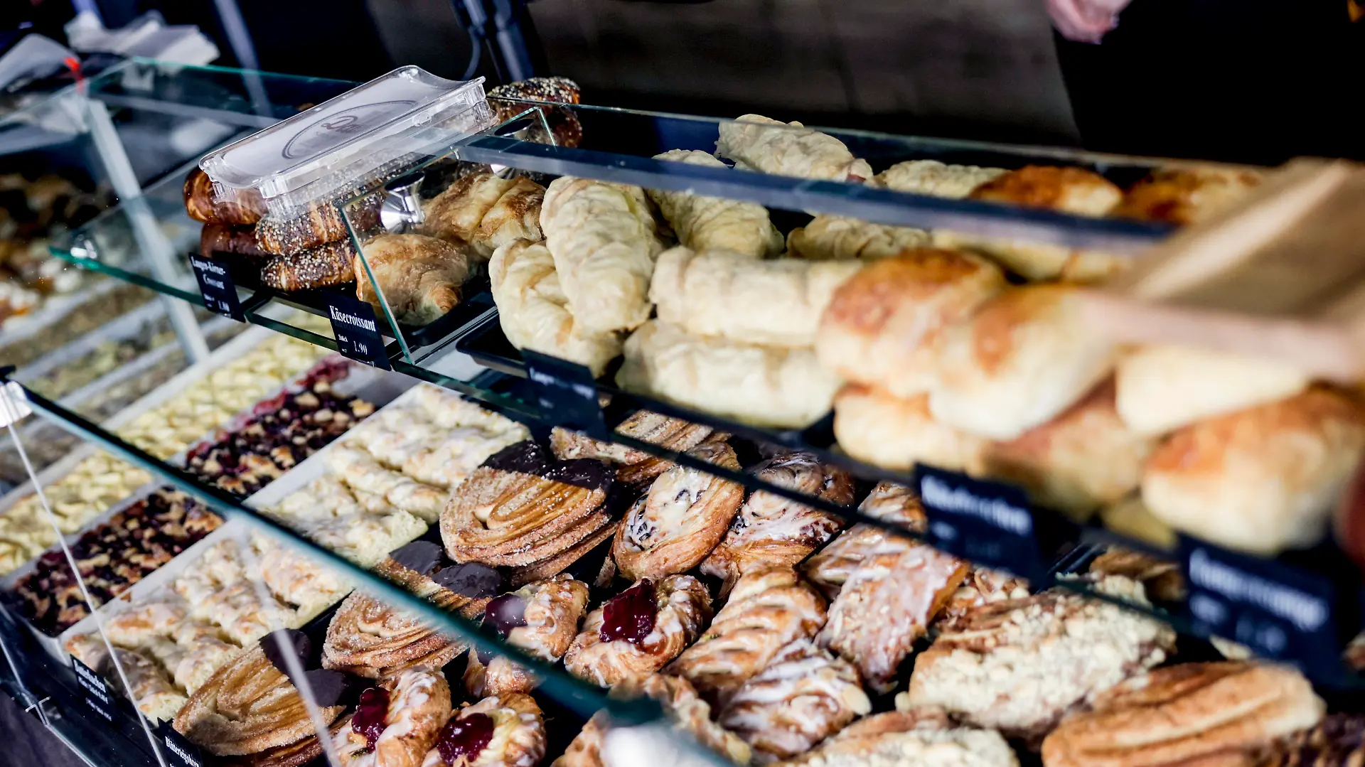 Mitarbeiteren der Bäckerei „Daube“ arbeiten im abgedunkelten Geschäftsraum hinter dem Verkaufstresen. Flächendeckend sind in Niedersachsen, Schleswig-Holstein, Mecklenburg-Vorpommern, Hamburg und Bremen alle Bäckereibetriebe aufgerufen, das Licht in ihren Verkaufsstellen an diesem Tag aus zu lassen.