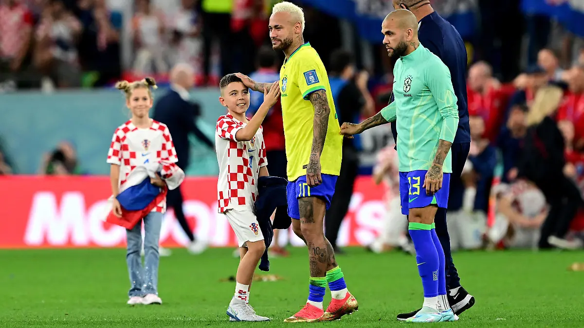 FUSSBALL WM 2022 Viertelfinale Kroatien - Brasilien 09.12.2022 Enttaeuschung nach der Niederlage, Neymar li, Brasilien mit einem Kroatischen Fan, Kind und Dani Alves re, Brasilien *** FOOTBALL World Cup 2022 quarterfinal Croatia Brazil 09 12 2022 Disappointment after the defeat, Neymar left, Brazil with a Croatian fan, child and Dani Alves right, Brazil