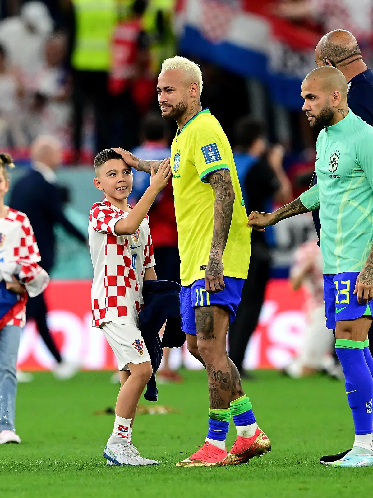 FUSSBALL WM 2022 Viertelfinale Kroatien - Brasilien 09.12.2022 Enttaeuschung nach der Niederlage, Neymar li, Brasilien mit einem Kroatischen Fan, Kind und Dani Alves re, Brasilien *** FOOTBALL World Cup 2022 quarterfinal Croatia Brazil 09 12 2022 Disappointment after the defeat, Neymar left, Brazil with a Croatian fan, child and Dani Alves right, Brazil 