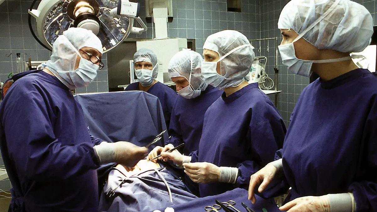Zur arte-Sendung am 24. März 2006 um 20.40 Uhr: Kunstfehler. Das Ärzteteam während der Operation von Andreas Wenzel: v.l.n.r.: Dr. Blessing (Günther Maria Halmer), Dr. Vogt (Philipp Moog), Dr. Seyboldt (Samuel Finzi), Dr. Lambertz (Sophie von Kessel) und die OP-Schwester Maren (Michaela Schaffrath). © ZDF/Susan Reynolds Skelton, Fotos: ZDF. Honorarfreie Verwendung nur im Zusammenhang mit genannter Sendung und bei folgender Nennung "Bild: Sendeanstalt/Copyright". Andere Verwendungen nur nach vorheriger Absprache: arte-Bildredaktion, Tel.: Carine Haggiag +33 3 88 14 21 37 und Silke Wölk +33 3 88 14 22 25, E-Mail: bildredaktion@arte-tv.com +++ +++