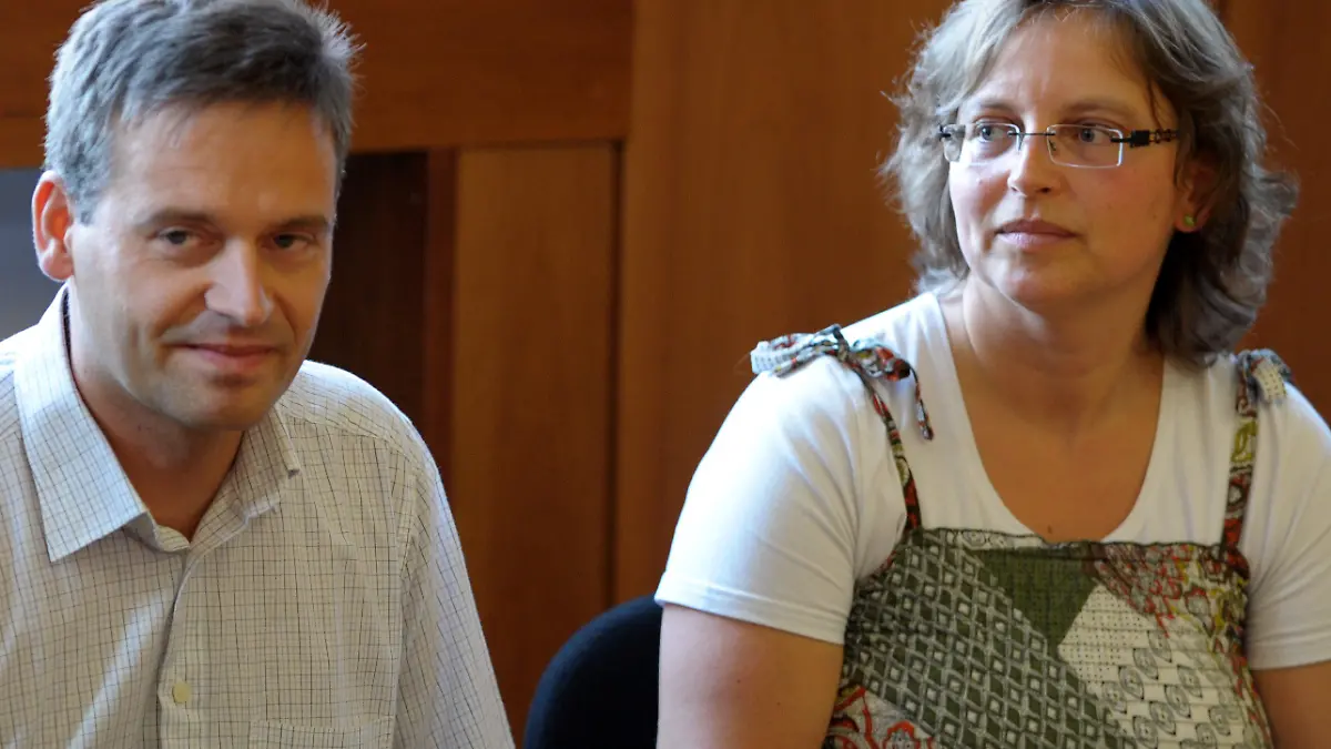 ARCHIV - Mircos Eltern, Sandra und Reinhard Schlitter, sitzen am 29.09.2011 vor Beginn der Verhandlung im Gerichtssaal des Landgerichts in Krefeld. Die Eltern des vor zwei Jahren ermordeten zehnjährigen Mirco aus Grefrath haben dem Täter verziehen. «Wir haben beschlossen, ihm zu vergeben», sagte der Vater Reinhard Schlitter der «Welt am Sonntag». «Wenn ich allein meiner Natur als Mensch folgte, könnte ich nur fordern, Gleiches mit Gleichem zu vergelten», fügte der 44-Jährige hinzu. «Aber den Mörder zu töten, gibt mir keinen Frieden; ihm zu vergeben dagegen schon.» Foto: Federico Gambarini dpa/lnw (zu dpa 1050 vom 02.09.2012)  +++(c) dpa - Bildfunk+++