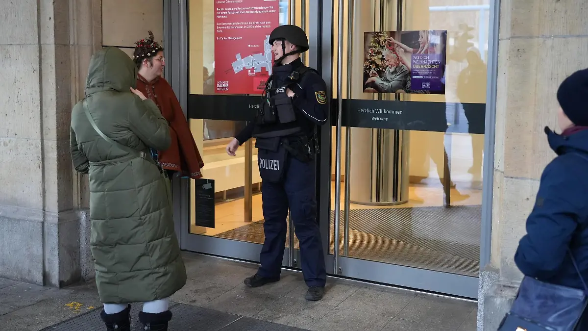 Datum: 10.12.22 / Ort: Dresden
Großer Polizei-Einsatz in der Dresdner Innenstadt. Etliche schwer bewaffnete Polizisten sind aktuell am und in der Nähe des Ammonhof und der Altmarkt Galerie im Einsatz. Ein Mann soll möglicherweise mit einer Schusswaffe hantieren. Nach ersten Reporterinfos könnte er in der Altmarkt Galerie Geiseln genommen haben - diese Info ist aber unbestätigt! Er soll eine m Schusswaffe besitzen. Weitere Informationen sind noch nicht bekannt. / 101222
