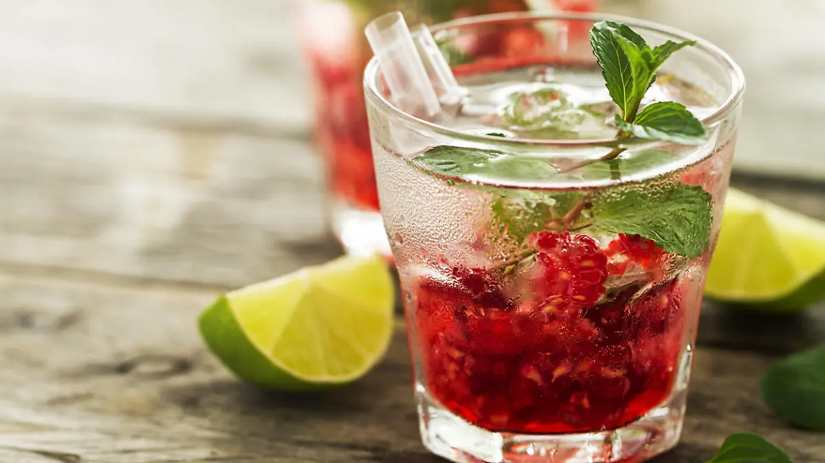Limonade mit roten Früchten und Minze