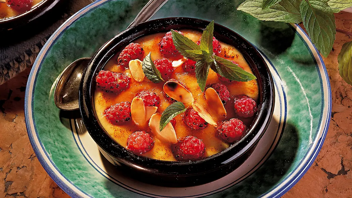 Pfirsichgratin mit frischen Himbeeren