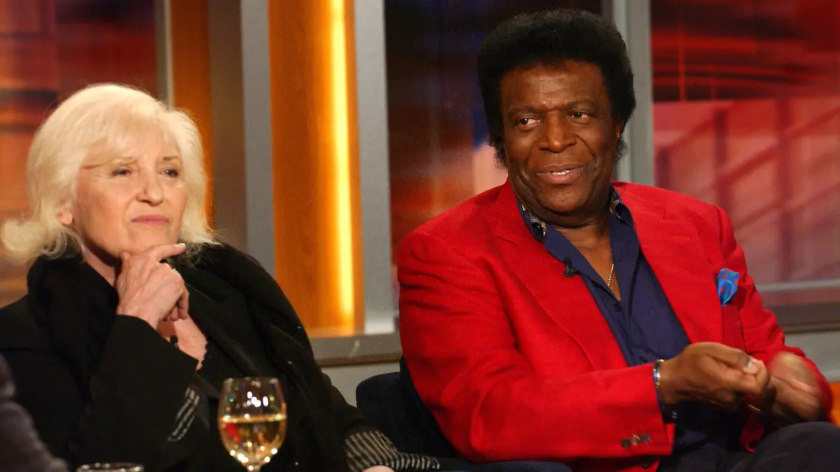 ARCHIV - Der Entertainer und Schlagerstar Roberto Blanco und seine Frau Mireille sind am 10.05.2005 in Hamburg bei der Aufzeichnung der Talkshow «Johannes B. Kerner» zu Gast. Nach fast einem halben Jahrhundert gehen Roberto Blanco und seine Frau endgültig getrennte Wege. Am Donnerstag (17.03.2011) einigten sie sich vor dem Bezirksgericht Zürich auf ihre Scheidung und stellten «einvernehmlich Scheidungsanträge». Foto: Wolfgang Langenstrassen (zu dpa 1751 vom 17.03.2011)  +++(c) dpa - Bildfunk+++