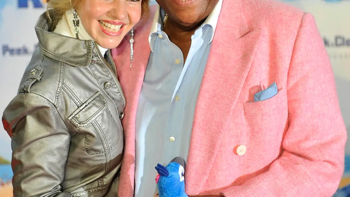 ARCHIV - Der Sänger Roberto Blanco (r) und Luzandra Strassburg posieren am Samstag (02.04.2011) vor der Premiere des Kinofilms «Rio» in Köln für die Fotografen. Blanco und seine Freundin Luzandra Straßburg (33) haben sich auf den Seychellen von einem Priester trauen lassen. Das berichtete der Anwalt des 73-Jährigen, Michael Scheele, der «Bild am Sonntag» (Ausgabe vom 10.04.2011). Scheele fügte aber hinzu, dass die Hochzeit in Deutschland noch legalisiert werden müsse, da Blancos Scheidung von seiner Frau Mireille noch nicht rechtskräftig sei.  Foto: Henning Kaiser dpa/lnw