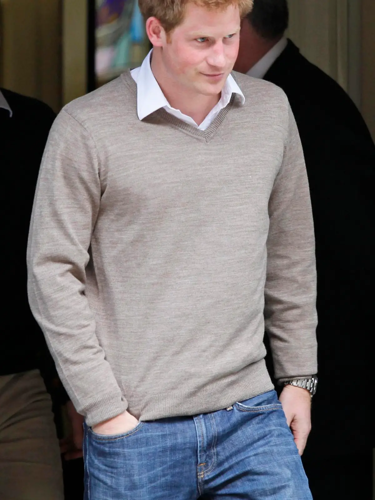 ARCHIV - Prinz Harry verlässt am 10.05.2012 das Krankenhaus in London. Nacktfotos des 27-Jährigen aus Las Vegas sorgen derzeit für Wirbel um den Dritten in der britischen Thronfolge. Foto: Karel Prinsloo dpa (zu dpa 0027 vom 24.08.2012)  +++(c) dpa - Bildfunk+++