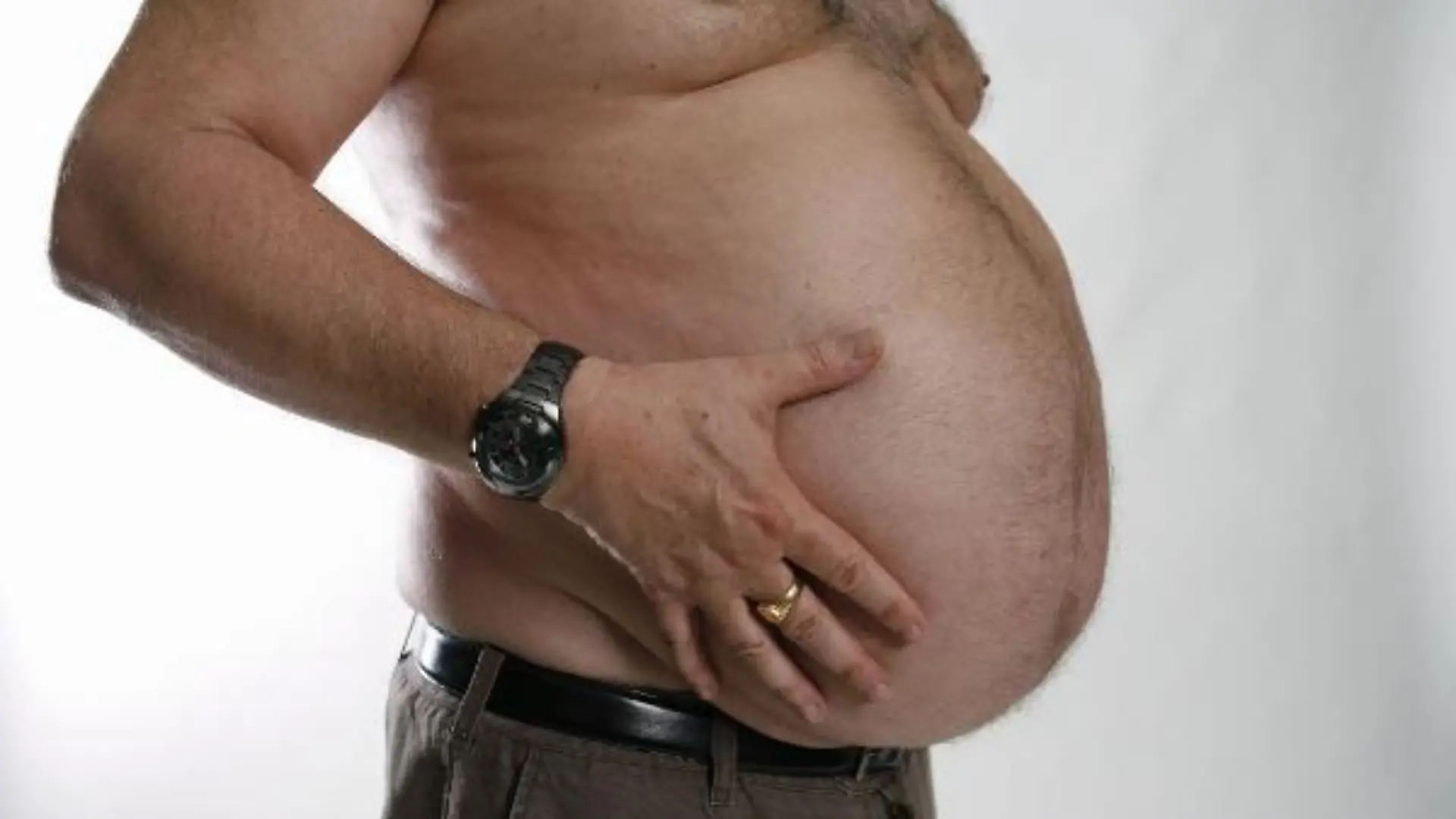 Man with big belly./ MODEL RELEASED. Photo: Marja Airio +++(c) dpa - Report+++