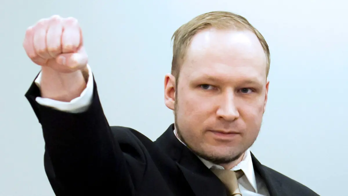 Andreas Breivik, die reche Hand zum rechtsextremen Gruß geballt.