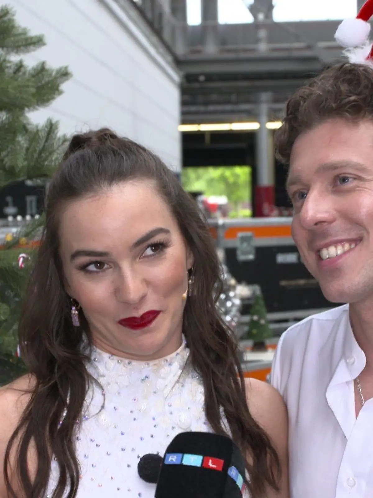 Renata und Valetin Lusin backstage bei der großen Weihnachtsshow von "Let's Dance" 2022.