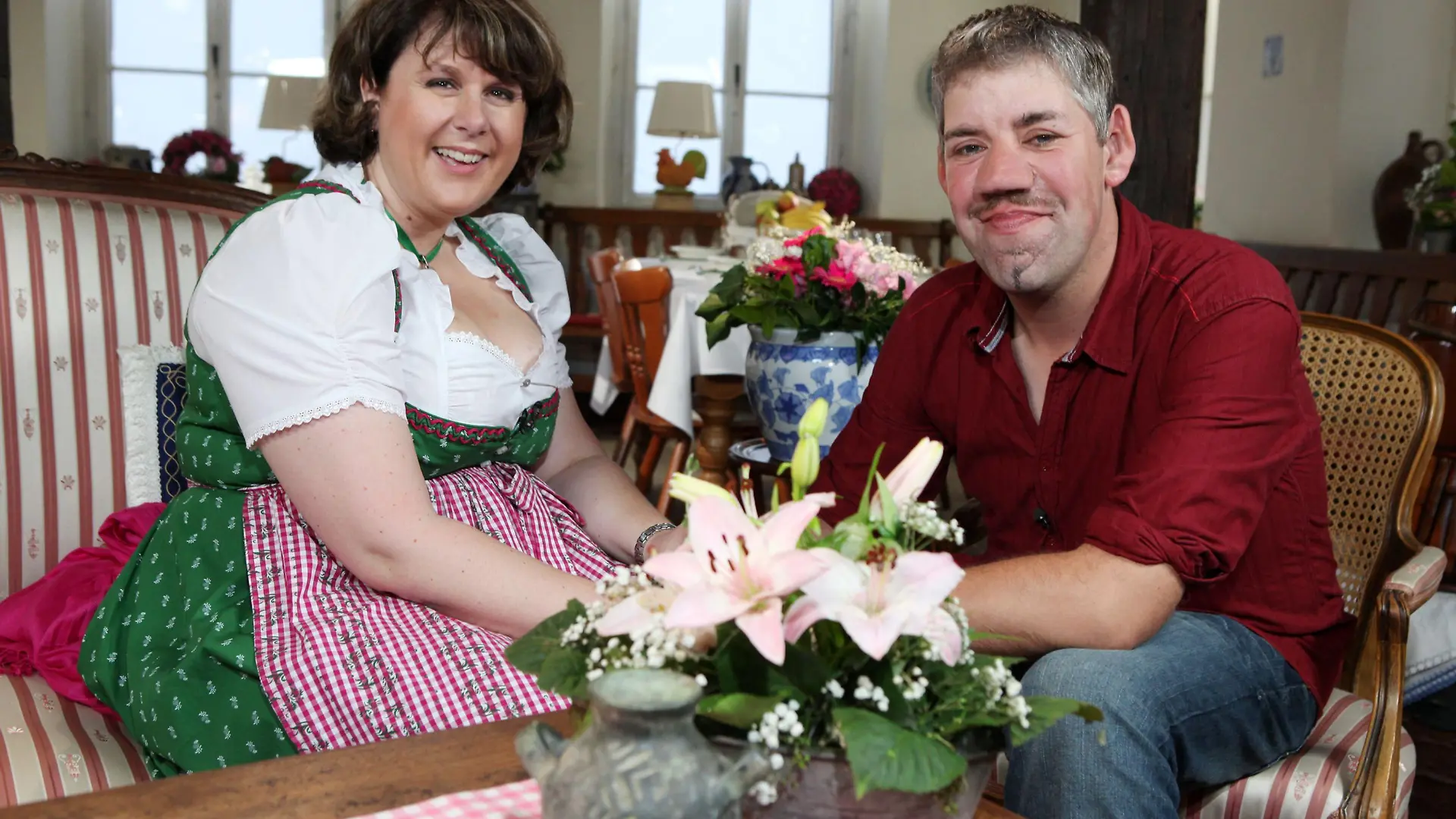 Uwe, der sanfte Schweinebauer, hat sich damals auf dem Scheunenfest für Iris entschieden - sie führen nach wie vor eine glückliche Fernbeziehung.