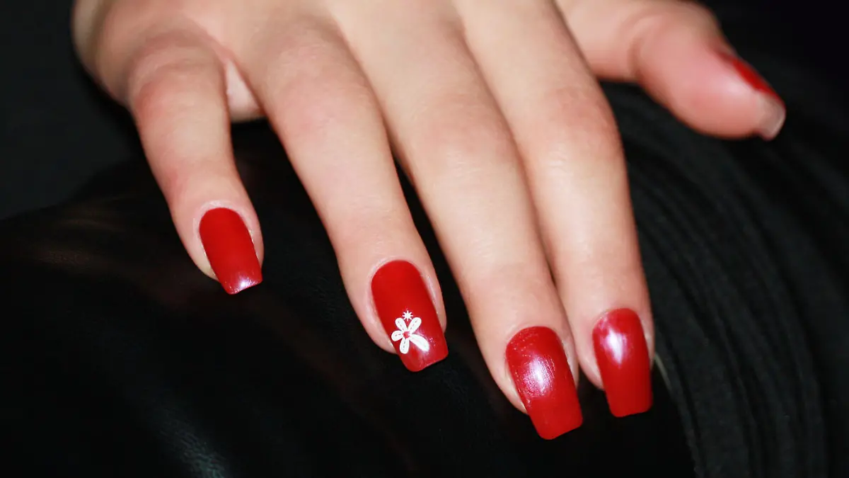 fingernagel nagellack rote naegel hand Fotolia 16664799 M.jpg