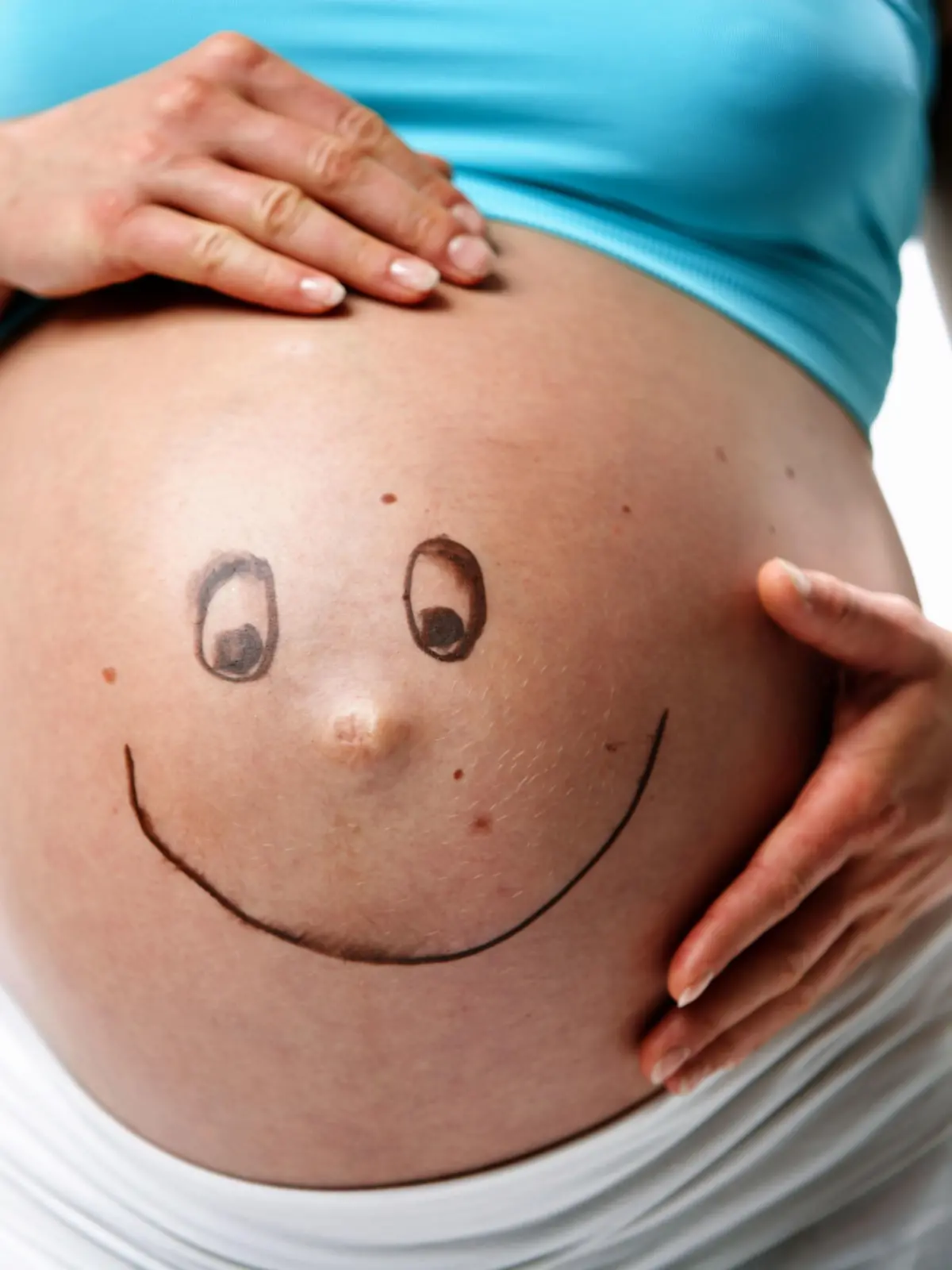 Der Bauch einer schwangeren Frau ist mit einem lustigen Gesicht bemalt (gestelltes Illustrationsfoto zum Thema Schwangerschaft, Gesundheit, Freude aufgenommen im Juni 2007 in Leipzig). - Model release vorhanden -  Foto: Jörg Lange +++(c) dpa - Report+++