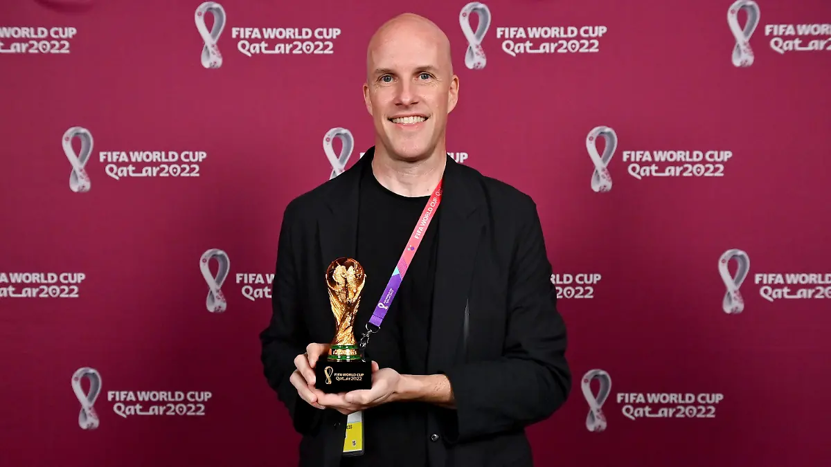 SCREENSHOT - 10.12.2022, Katar, Doha: HANDOUT - Dieses Videostandbild der FIFA zeigt den Journalisten Grant Wahl bei einer Preisverleihung in Doha. Der renommierte US-Sportjournalist Grant Wahl ist während des Viertelfinales zwischen Argentinien und den Niederlanden bei der Fußball-WM in Katar gestorben. Foto: Uncredited/FIFA/dpa - ACHTUNG: Nur zur redaktionellen Verwendung im Zusammenhang mit der aktuellen Berichterstattung und nur mit vollständiger Nennung des vorstehenden Credits +++ dpa-Bildfunk +++