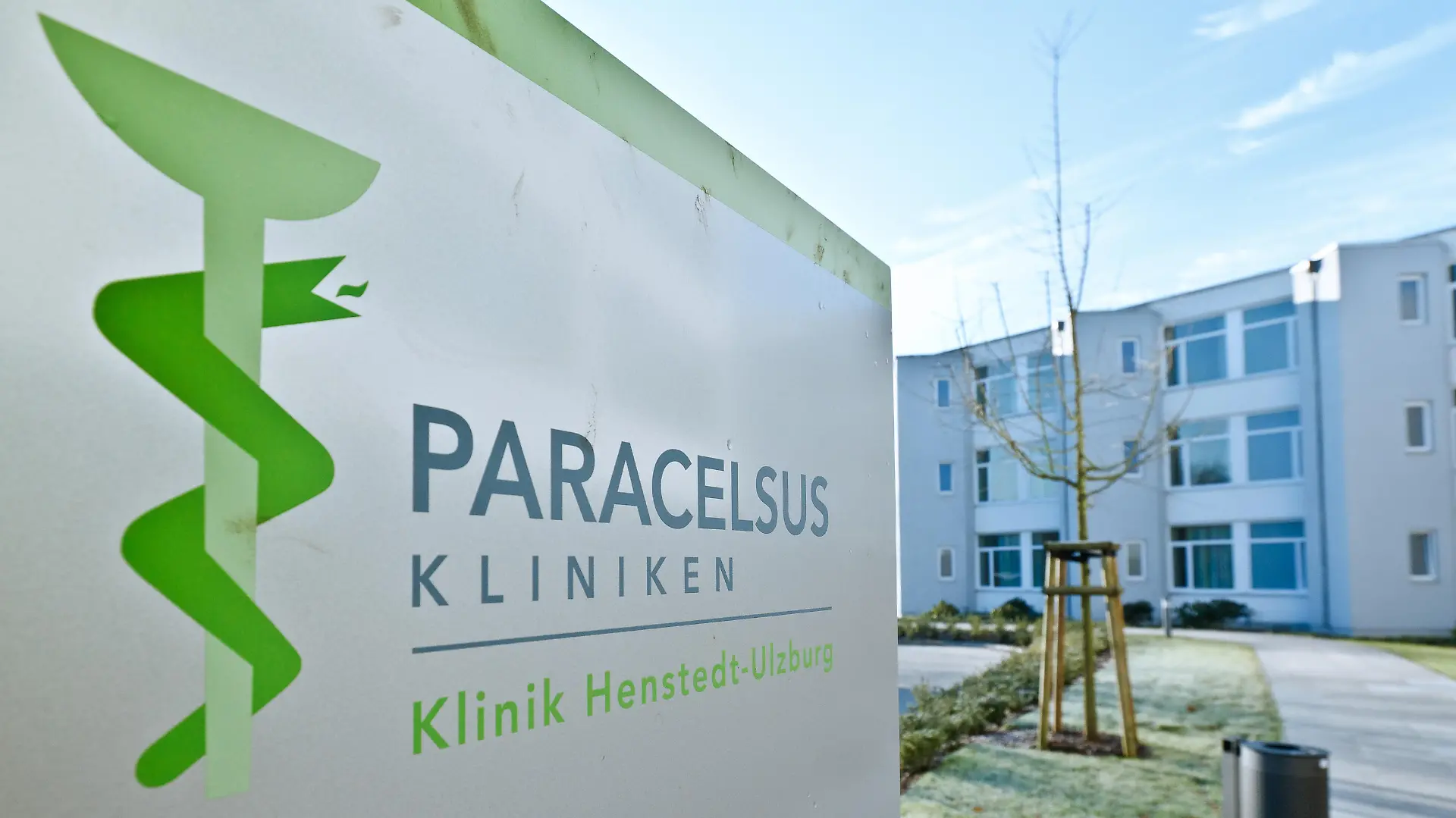 Blick am Mittwoch (25.01.2012) auf das Hauptgebäude der Paracelsus-Klinik in Henstedt-Ulzburg. Der geplante Verkauf der Klinik soll bis Mitte 2012 abgeschlossen sein. Foto: Markus Scholz dpa/lno ++