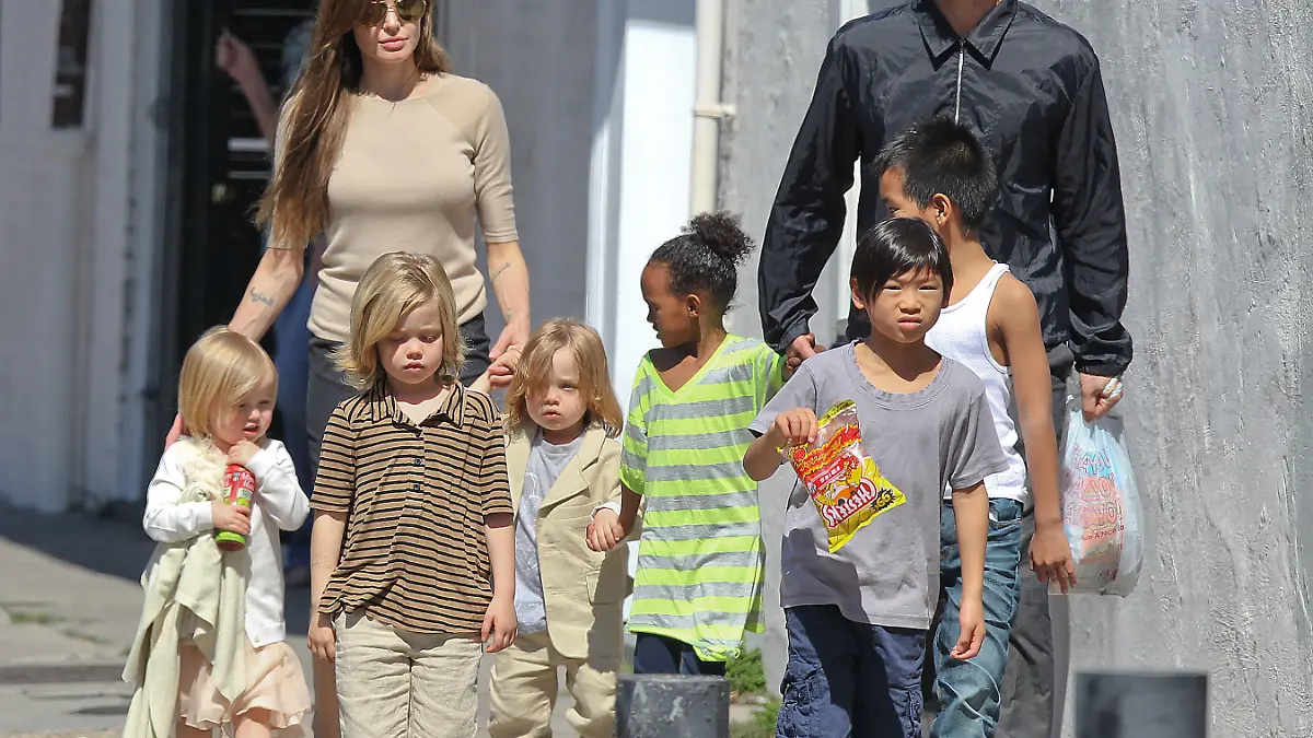 Brad Ptt, Angelina Jolie and their whole family go for a Sunday stroll in New Orleans. Angelina flew their 6 children in to visit Brad, who is working on his new movie, 'Cogan's Trade'. The Jolie Pitt family ventured out for a Sunday stroll to the local corner store where they stocked up on candy and potato chips. Brad was seen carrying Knox as Angelina carried Vivienne, Pax and Maddox held hands while Zahara and Shiloh skipped ahead.