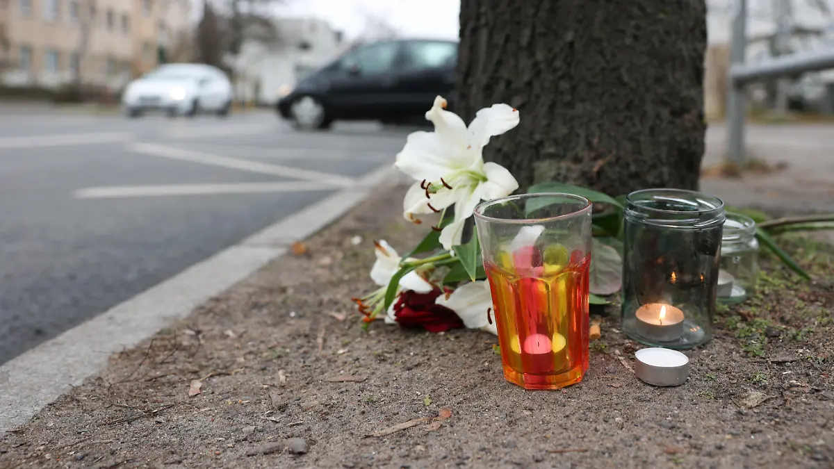 11.12.2022, Berlin: Blumen liegen an einer Bushaltestelle an der Leonorenstraße im Stadtteil Lankwitz. Nach einem schweren Unfall mit einem Doppeldecker-Bus der BVG ist gestern Abend an dieser Stelle eine 15 Jahre alte Jugendliche gestorben, eine weitere wurde schwer verletzt. Beide waren laut Feuerwehr in der Leonorenstraße unter dem Bus eingeklemmt. Foto: Jörg Carstensen/dpa +++ dpa-Bildfunk +++