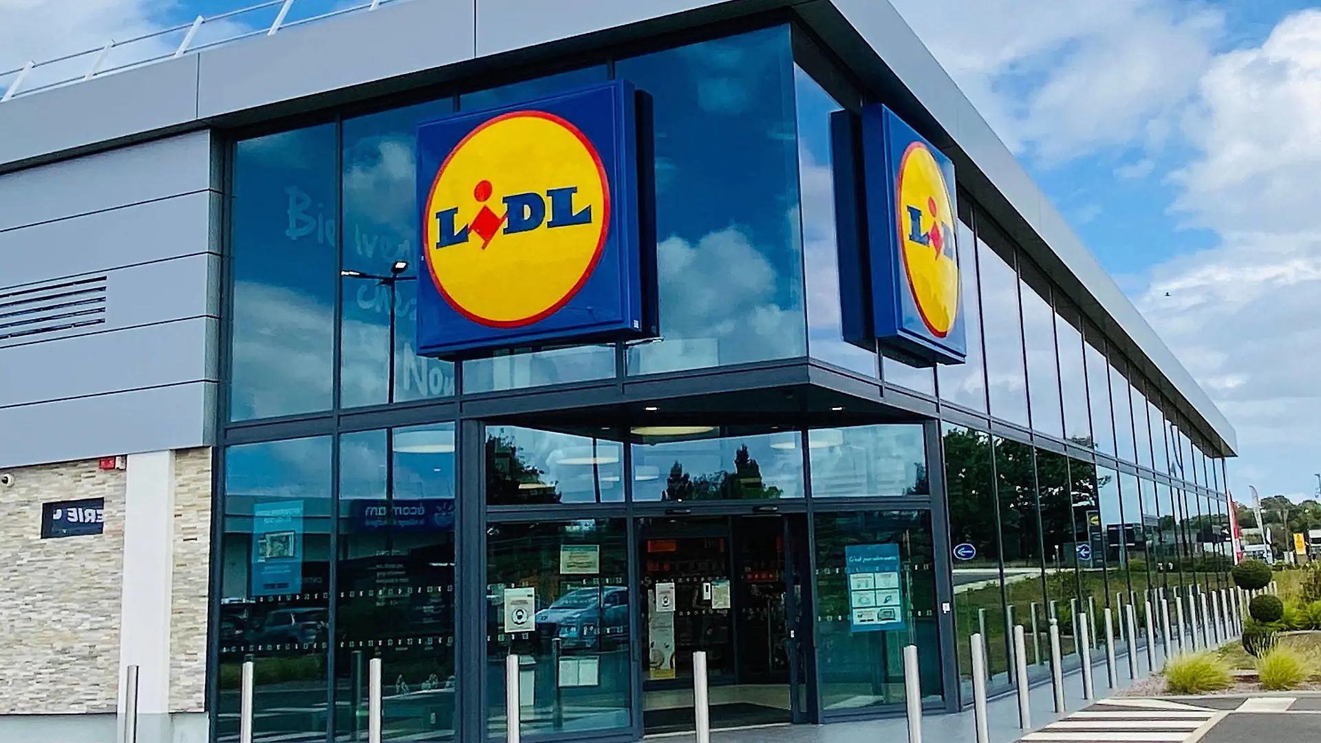 xsvx, Wirtschaft Einzelhandel, emwir , v.l. Logo, Schriftzug, Werbung Supermarkt Discounter Lidl in Lamballe in der Nähe von Saint Brieuc Lamballe *** xsvx, economy retail, emwir , v l logo, lettering, advertising supermarket discount store Lidl in Lamballe near Saint Brieuc Lamballe