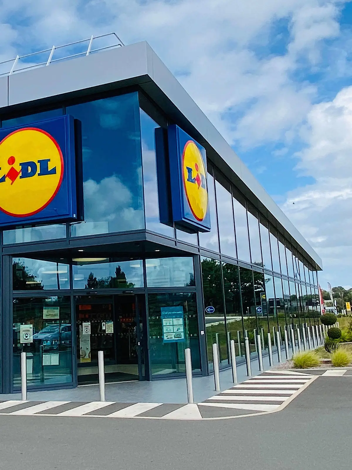  xsvx, Wirtschaft Einzelhandel, emwir , v.l. Logo, Schriftzug, Werbung Supermarkt Discounter Lidl in Lamballe in der Nähe von Saint Brieuc Lamballe *** xsvx, economy retail, emwir , v l logo, lettering, advertising supermarket discount store Lidl in Lamballe near Saint Brieuc Lamballe