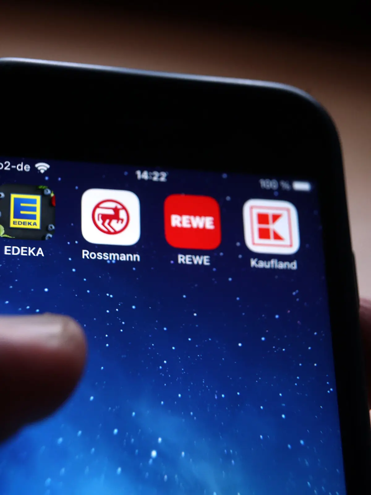 ILLUSTRATION - 02.12.2022, Bayern, Kaufbeuren: Icons der Apps von den Handelsketten Edeka (l-r), Rossmann, REWE und Kaufland sind auf dem Display eines iPhones zu sehen. Wer angesichts der Inflation beim Einkaufen die besten Angebote nutzen will, braucht in immer mehr Geschäften eine zusätzliche App. (zu dpa «Verbraucherschützerin: Nutzer bezahlen Spar-Apps mit Daten») Foto: Karl-Josef Hildenbrand/dpa +++ dpa-Bildfunk +++