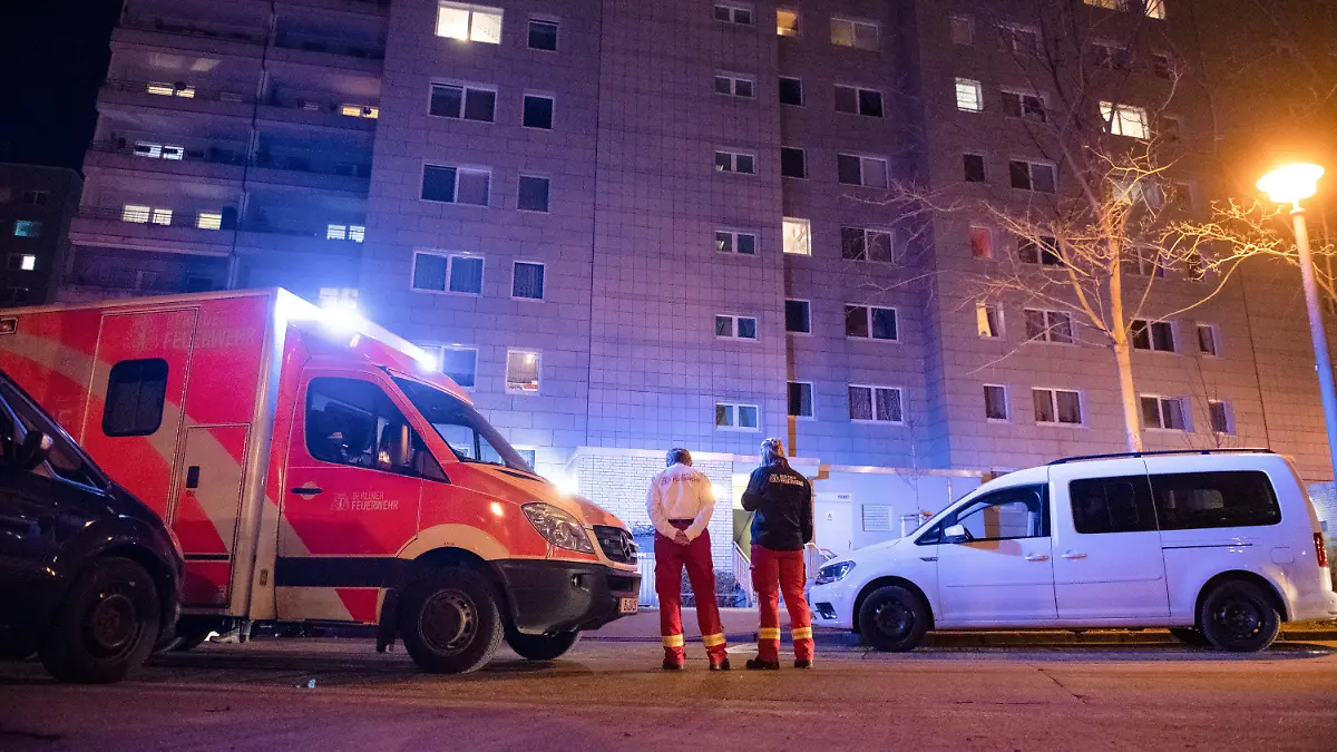 27.02.2019, Berlin: Ein Notarztwagen der Feuerwehr steht in der Falkenberger Straße in Neu-Hohenschönhausen. Am Abend war aus dem 10. Obergeschoss des Hauses ein siebenjähriges Kind gestürzt. Foto: Paul Zinken/dpa +++ dpa-Bildfunk +++