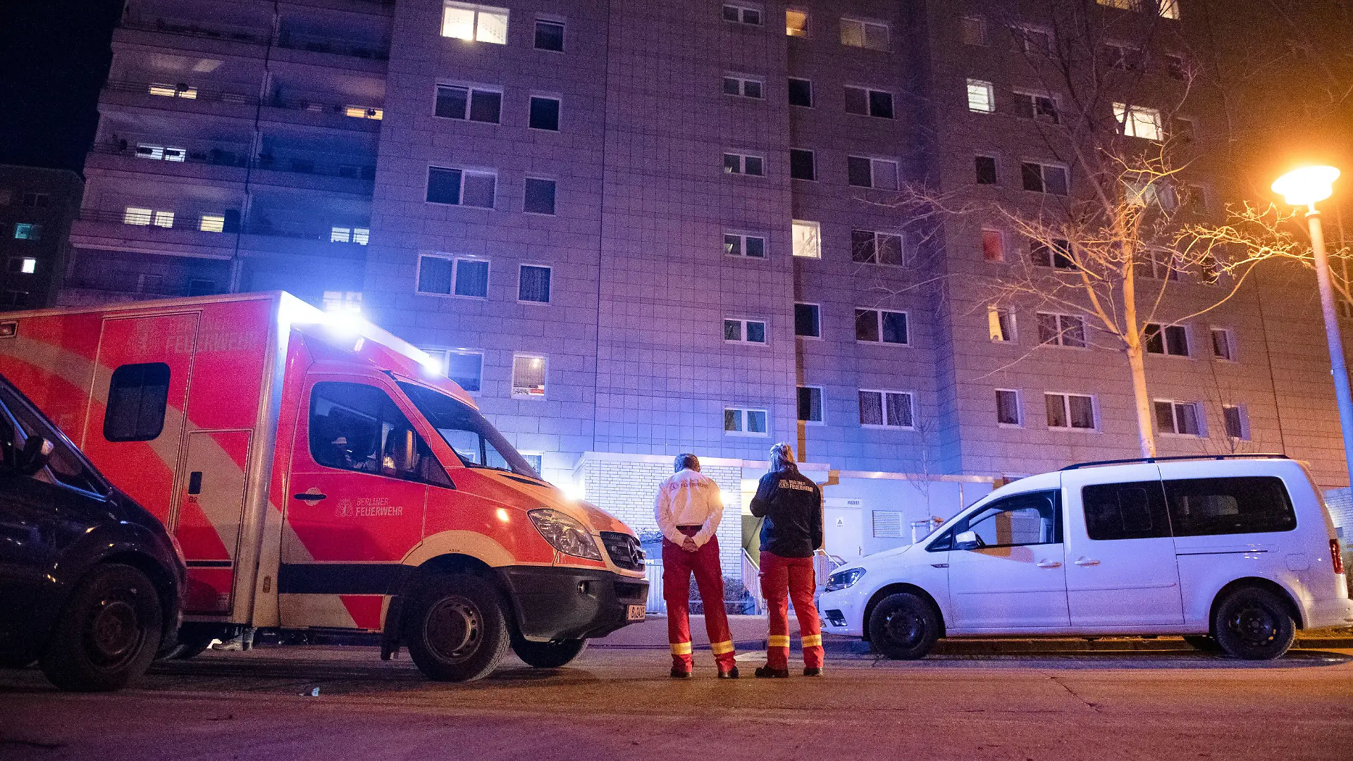 27.02.2019, Berlin: Ein Notarztwagen der Feuerwehr steht in der Falkenberger Straße in Neu-Hohenschönhausen. Am Abend war aus dem 10. Obergeschoss des Hauses ein siebenjähriges Kind gestürzt. Foto: Paul Zinken/dpa +++ dpa-Bildfunk +++