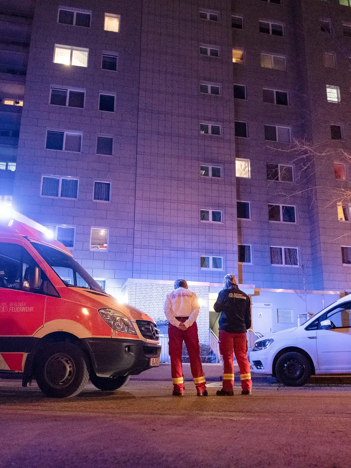 27.02.2019, Berlin: Ein Notarztwagen der Feuerwehr steht in der Falkenberger Straße in Neu-Hohenschönhausen. Am Abend war aus dem 10. Obergeschoss des Hauses ein siebenjähriges Kind gestürzt. Foto: Paul Zinken/dpa +++ dpa-Bildfunk +++