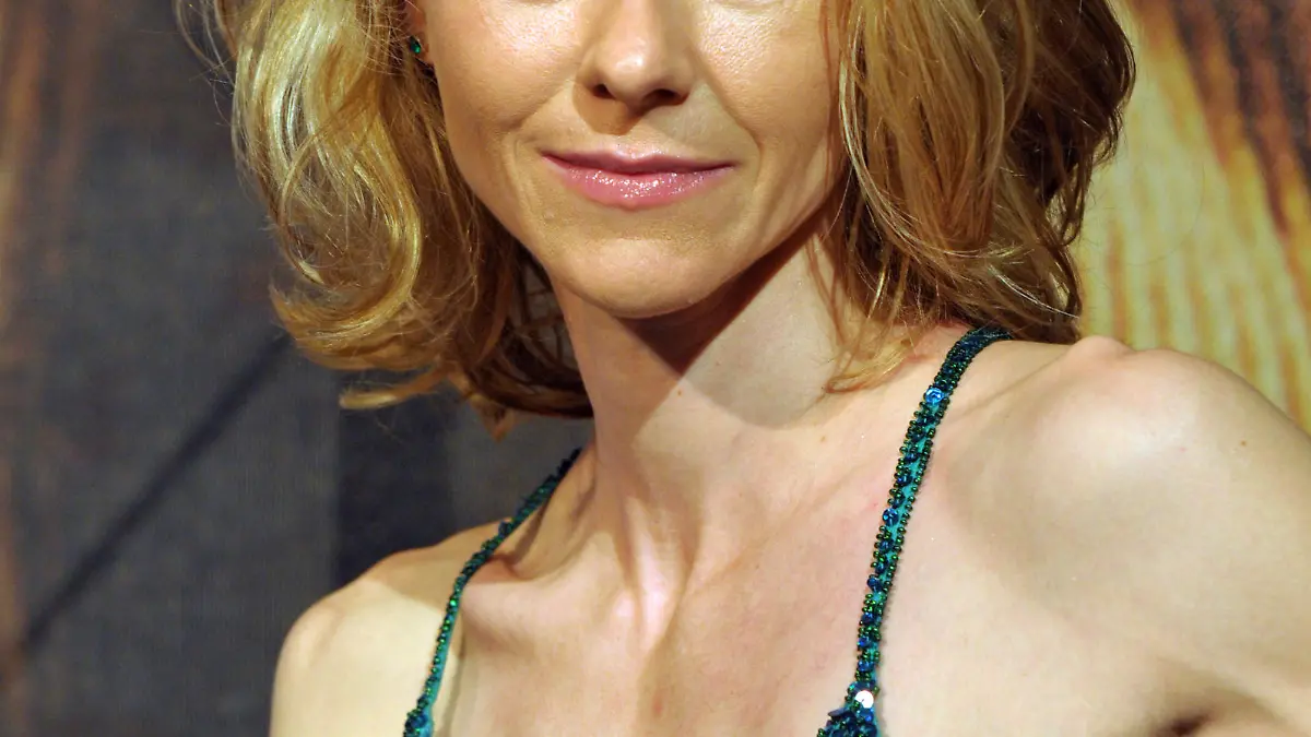 Die Schauspielerin Silvia Seidel als Nicole Hensel, aufgenommen am Montag (31.08.2009) in Düsseldorf auf der Bühne der Komödie bei der Fotoprobe der Komödie "Nie wieder arbeiten". In der Beziehungskomödie krempeln zwei Männer in den besten Jahren ihr Leben total um. Durch raffiniertes Vortäuschen "psychischer Effekte" erreichen sie, dass man ihnen Berufsunfähigkeit attestiert und jubeln "Hurra, nie wieder arbeiten". Doch das Nichtstun lässt beide in eine Ehekriese schlittern, denn ihre Frauen ertragen keine Jammerlappen auf dem heimischen Sofa. Das Stück wird vom 2. September bis 16. Oktober 2009 in der Komödie in Düsseldorf aufgeführt. Foto: Horst Ossinger dpa/lnw +++(c) dpa - Report+++