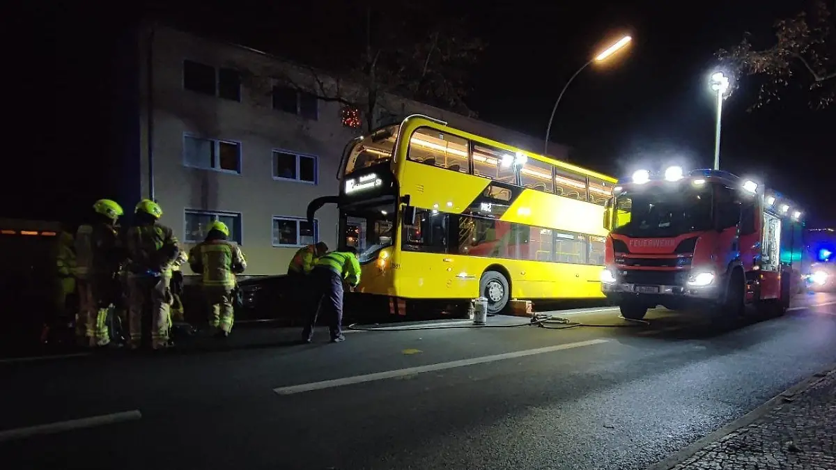 10.12.2022, Berlin: In Berlin-Steglitz sind bei einem schweren Verkehrsunfall mit einem BVG-Bus zwei Fußgänger unter den Doppeldecker-Bus geraten. Dabei kam eine Person ums Leben, wie ein Polizeisprecher am Abend sagte. Foto: Dominik Totaro/dpa +++ dpa-Bildfunk +++
