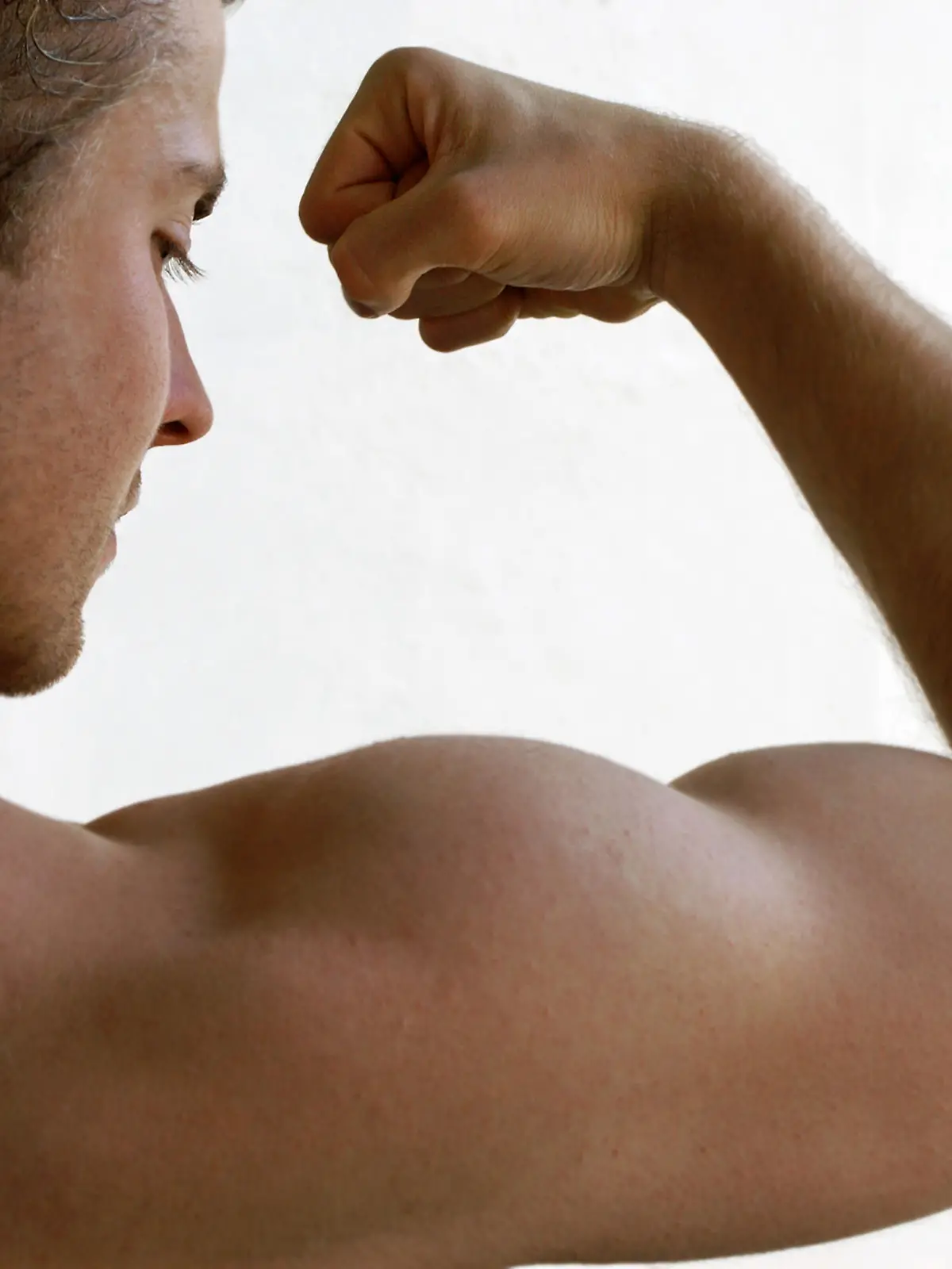 Ein Sportler zeigt die ausgeprägte Muskulatur seines Oberarms (Illustrationsfoto zum Thema Fitness, Körpertraining, Bodybuilder, aufgenommen im Oktober 2005). Foto: Hans Wiedl +++(c) dpa - Report+++