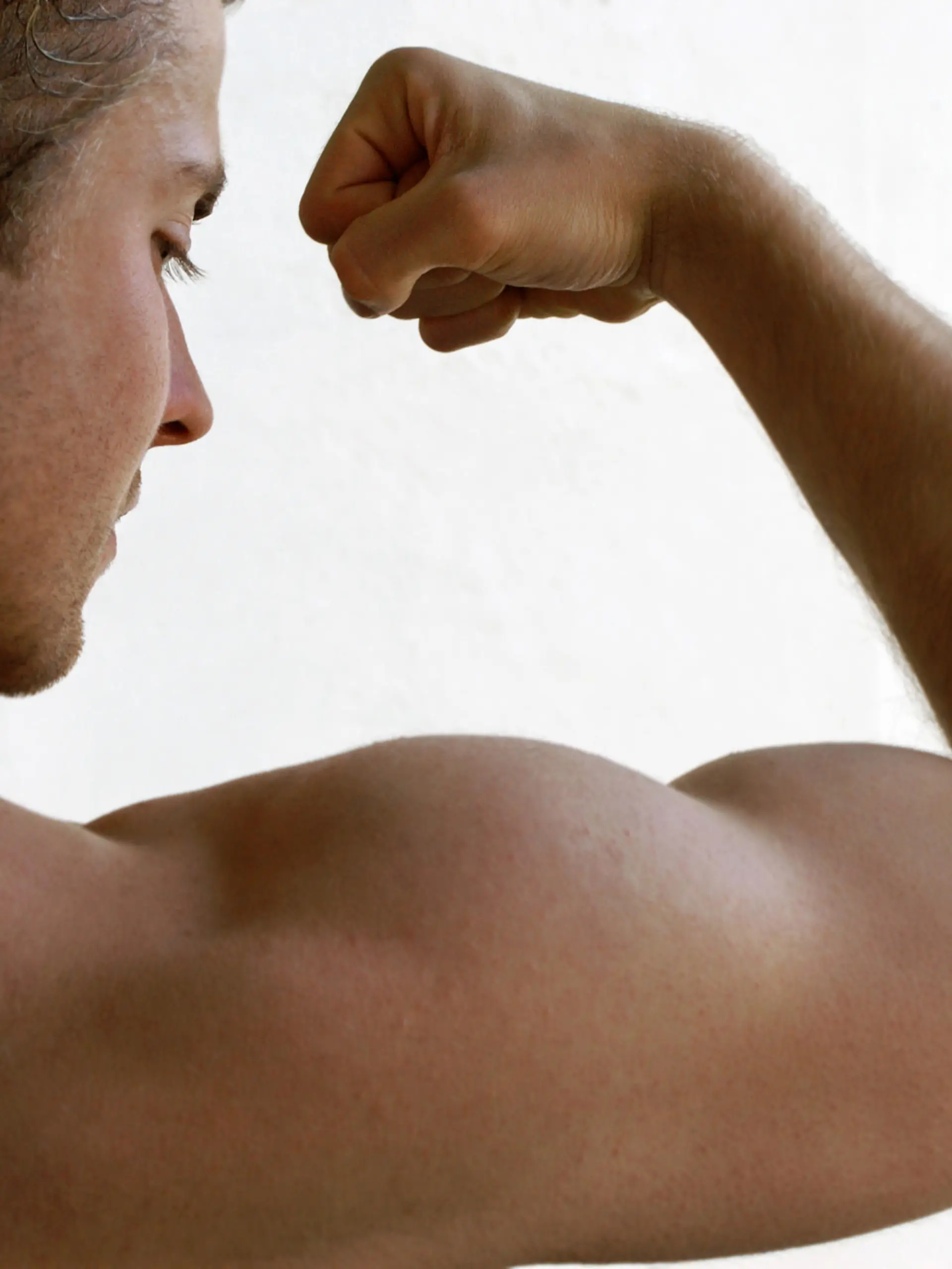 Ein Sportler zeigt die ausgeprägte Muskulatur seines Oberarms (Illustrationsfoto zum Thema Fitness, Körpertraining, Bodybuilder, aufgenommen im Oktober 2005). Foto: Hans Wiedl +++(c) dpa - Report+++